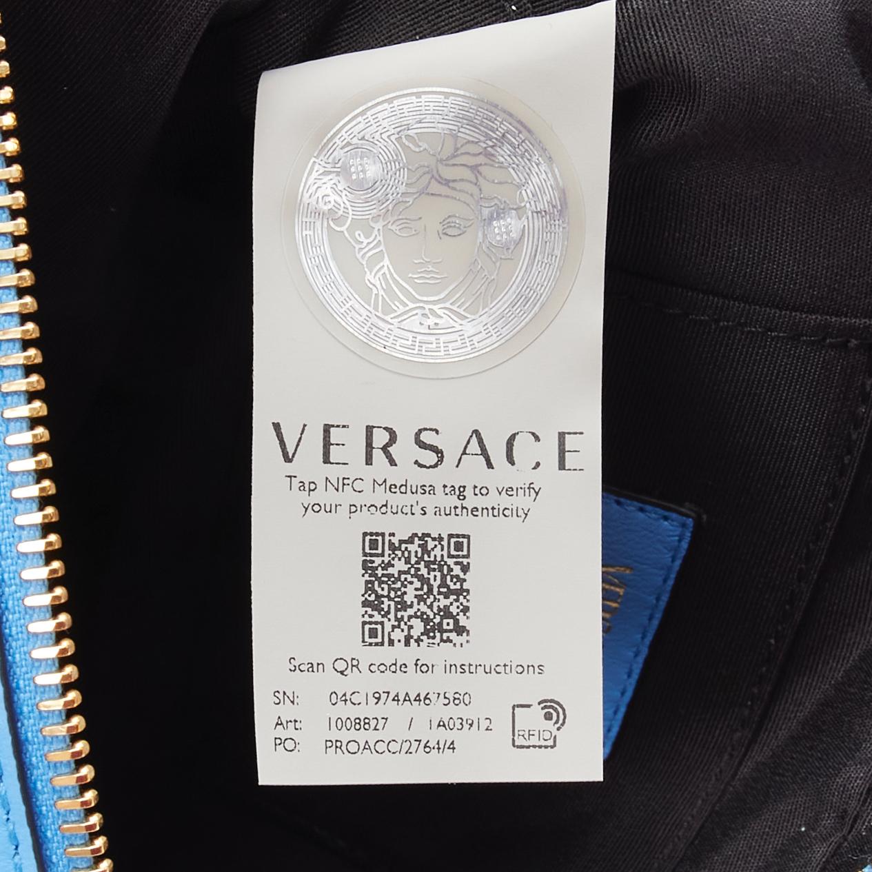 VERSACE Borsa a tracolla con catena Medusa in pelle d'agnello blu trapuntata oro Small in vendita 9