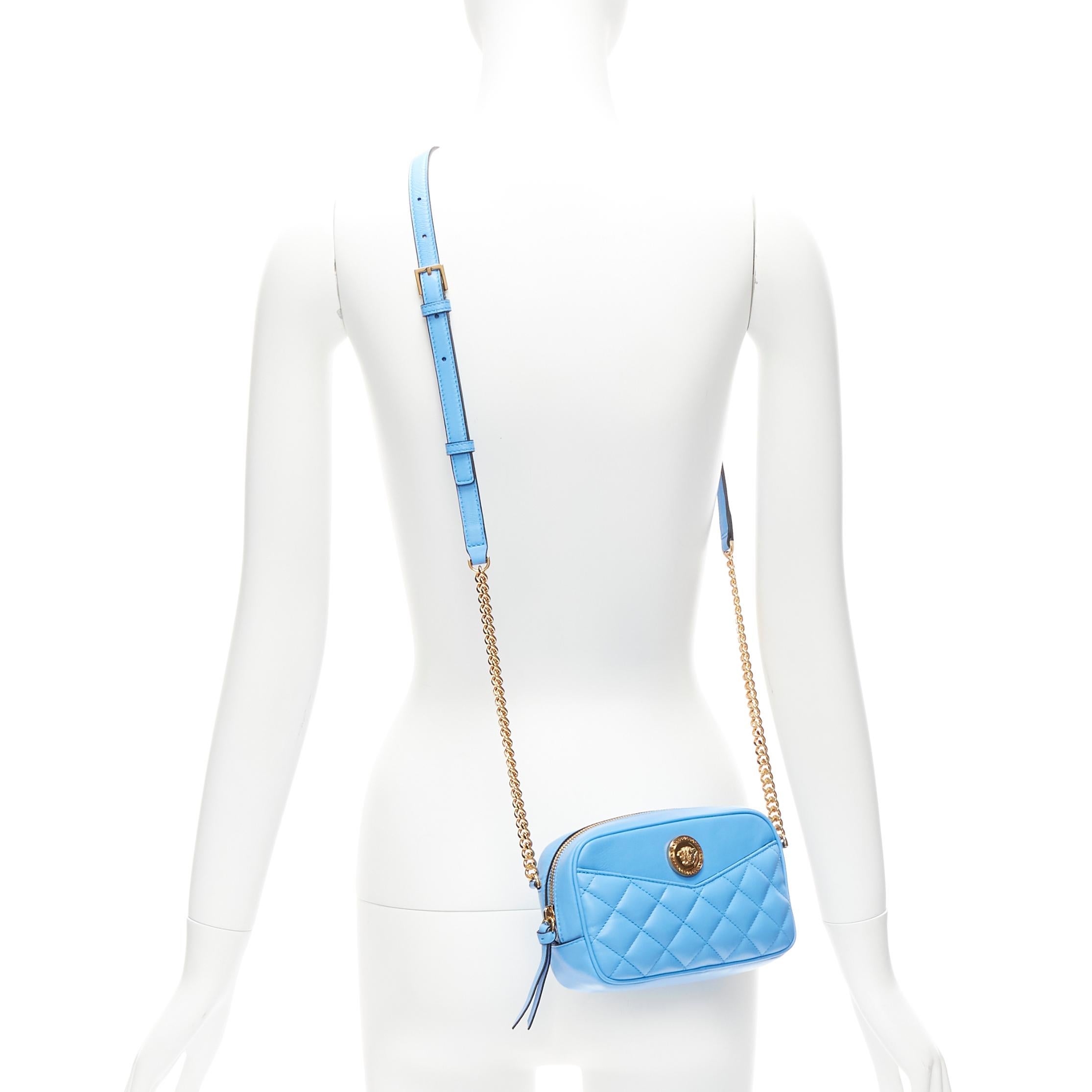 VERSACE sac à bandoulière Medusa en cuir d'agneau bleu matelassé et chaîne dorée Small
Référence : TGAS/D00811
Marque : Versace
Designer : Donatella Versace
Modèle : 1008827 1A03912 !V57V
Collectional : Hommage
Matière : Cuir d'agneau, métal
Couleur