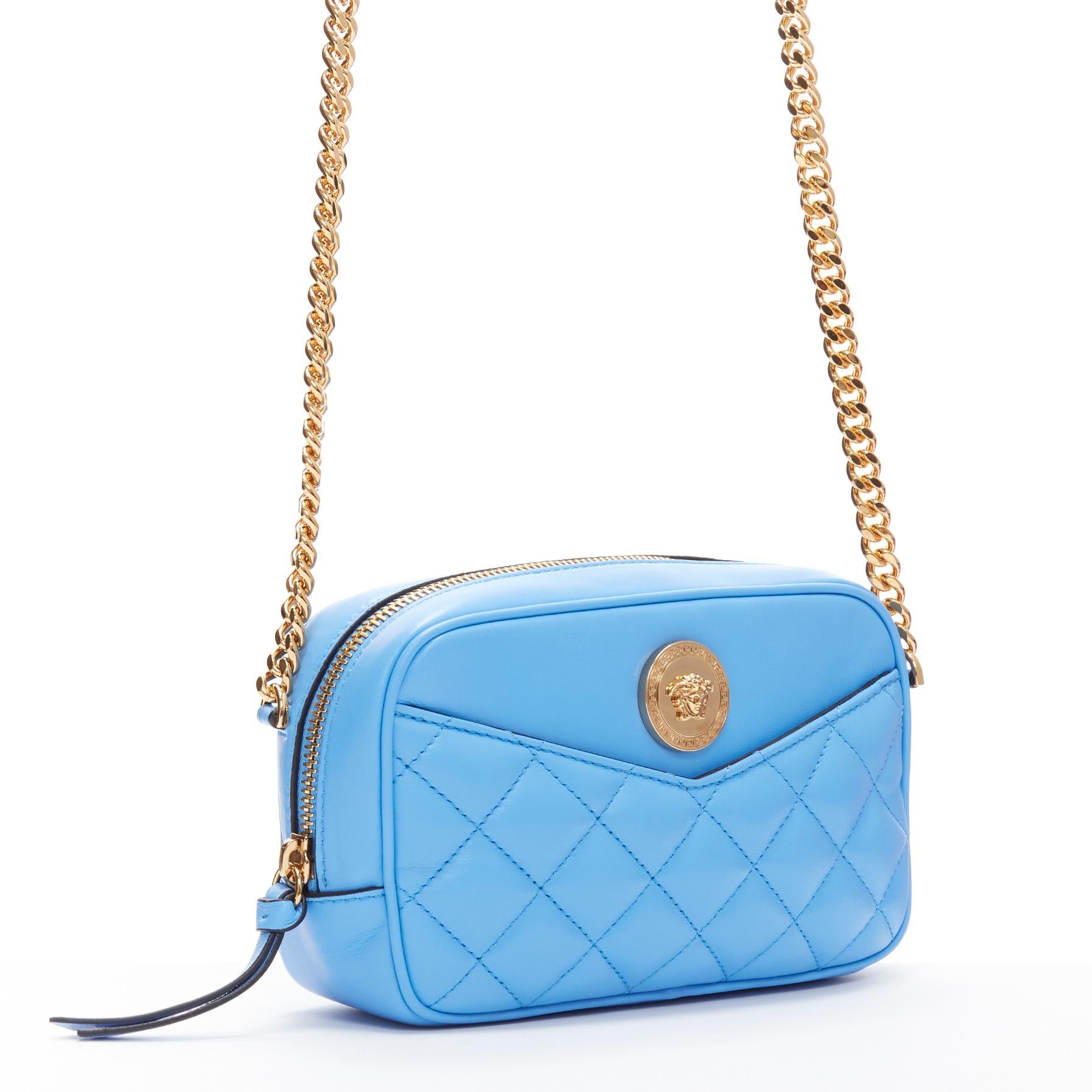 Bleu VERSACE sac à bandoulière Medusa en cuir d'agneau bleu matelassé et chaîne dorée Small en vente