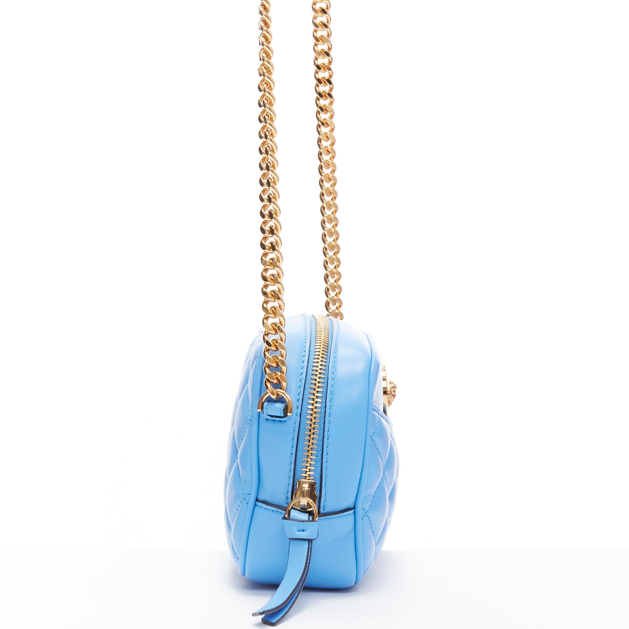 VERSACE sac à bandoulière Medusa en cuir d'agneau bleu matelassé et chaîne dorée Small Neuf - En vente à Hong Kong, NT
