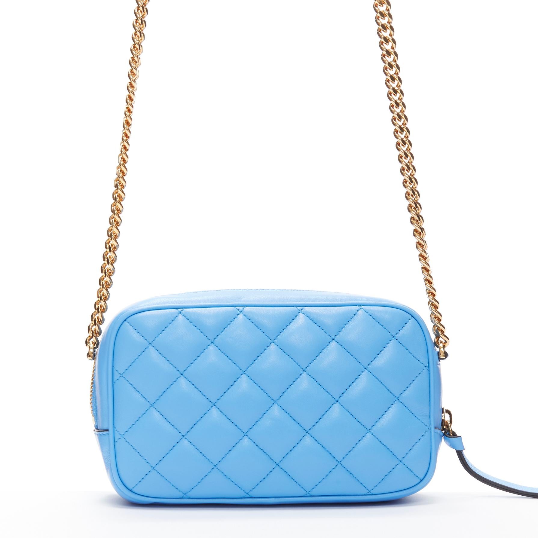 VERSACE sac à bandoulière Medusa en cuir d'agneau bleu matelassé et chaîne dorée Small Pour femmes en vente