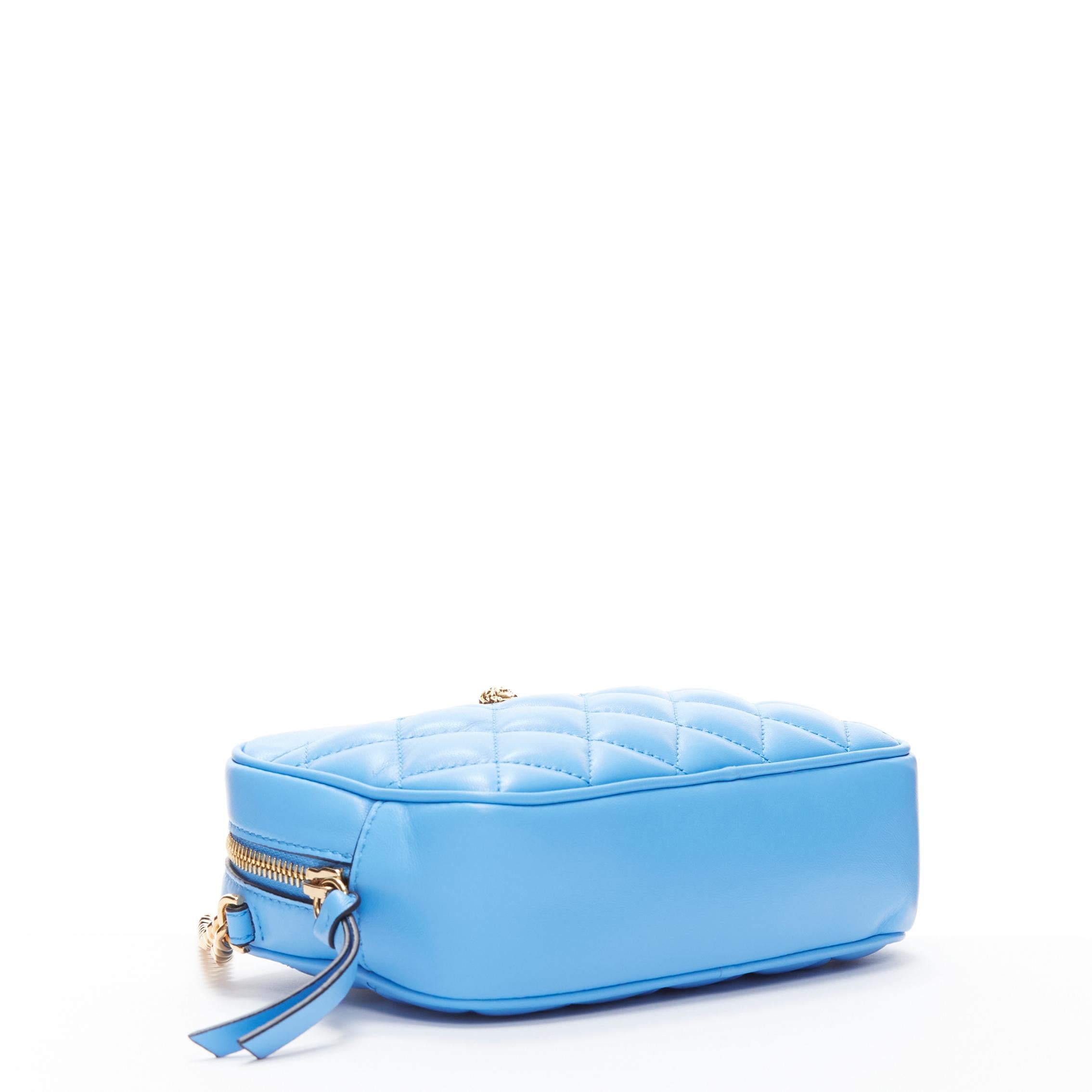 VERSACE sac à bandoulière Medusa en cuir d'agneau bleu matelassé et chaîne dorée Small en vente 1