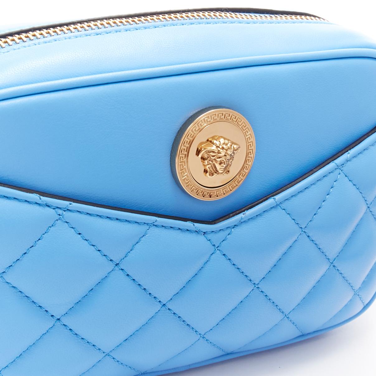 VERSACE Borsa a tracolla con catena Medusa in pelle d'agnello blu trapuntata oro Small in vendita 2