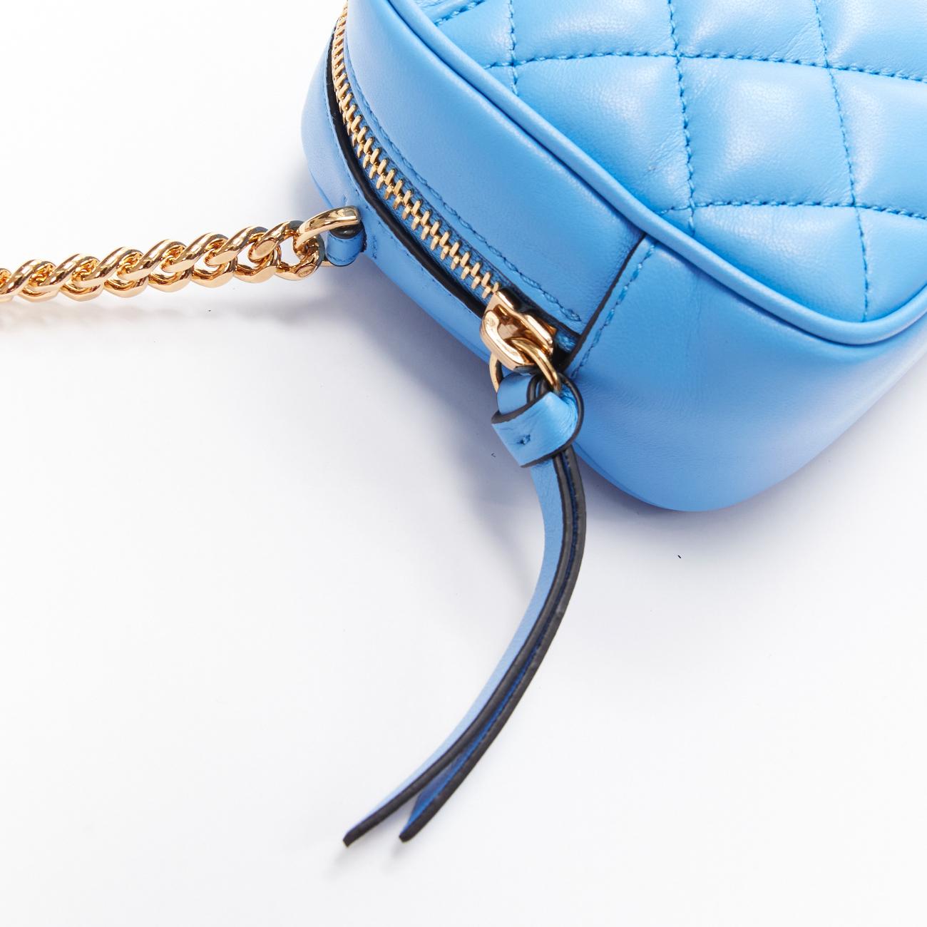 VERSACE sac à bandoulière Medusa en cuir d'agneau bleu matelassé et chaîne dorée Small en vente 3