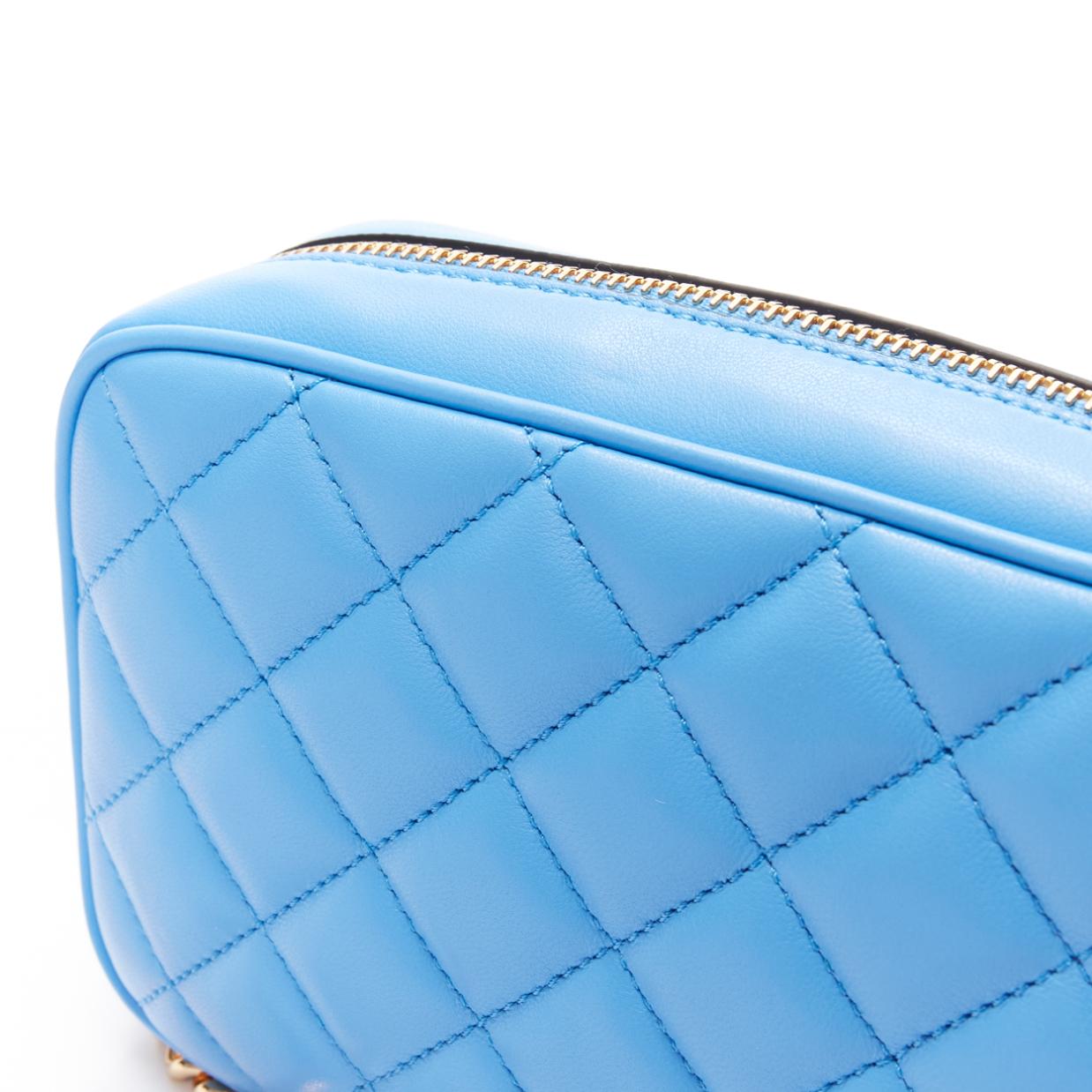 VERSACE sac à bandoulière Medusa en cuir d'agneau bleu matelassé et chaîne dorée Small en vente 4