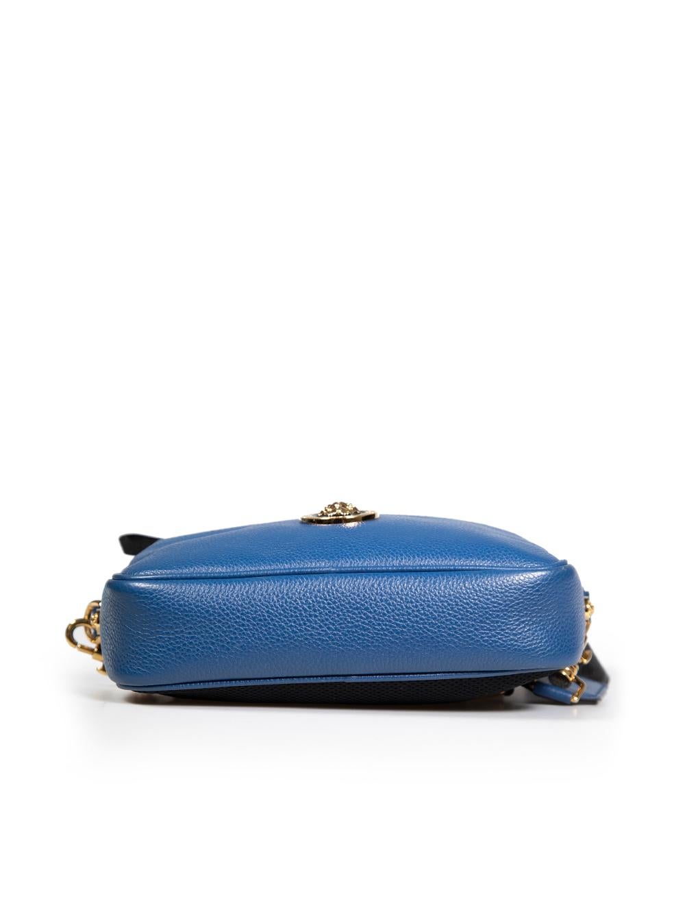 Versace Blaue Leder-Umhängetasche aus genarbtem Leder Damen im Angebot