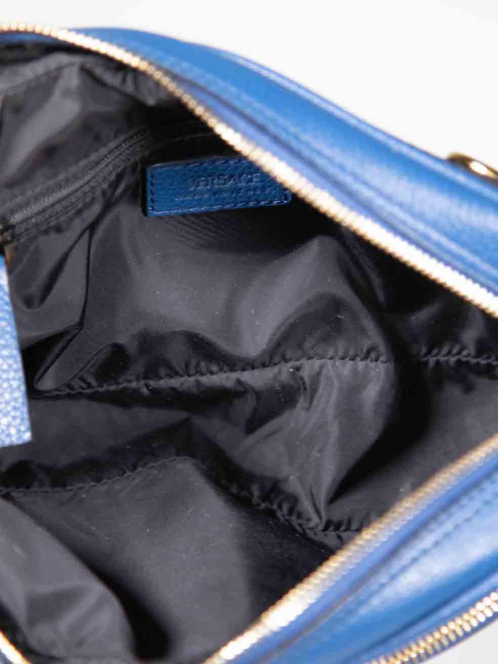 Versace Blaue Leder-Umhängetasche aus genarbtem Leder im Angebot 1