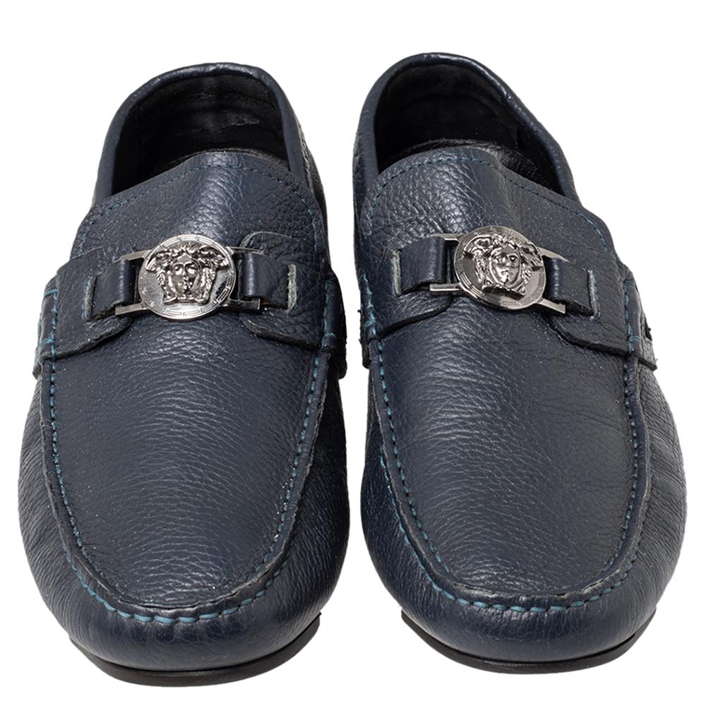 Ace every casual look with this pair of loafers from Versace. Meticulously crafted from leather, they feature signature Medusa detailing on the vamps and leather-lined insoles. The loafers are completed with rubber-detailed outsoles.

