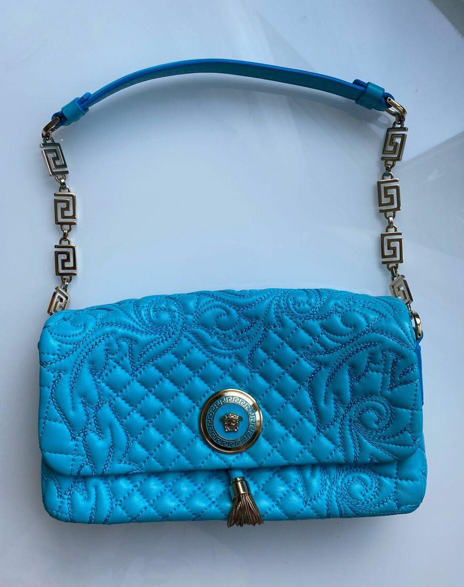VERSACE


Quilting embosses this leather Versace Shoulder Bag

Punctuated with polished gold-tone hardware

Satin interior

Baroque print lining 

10 1/2
