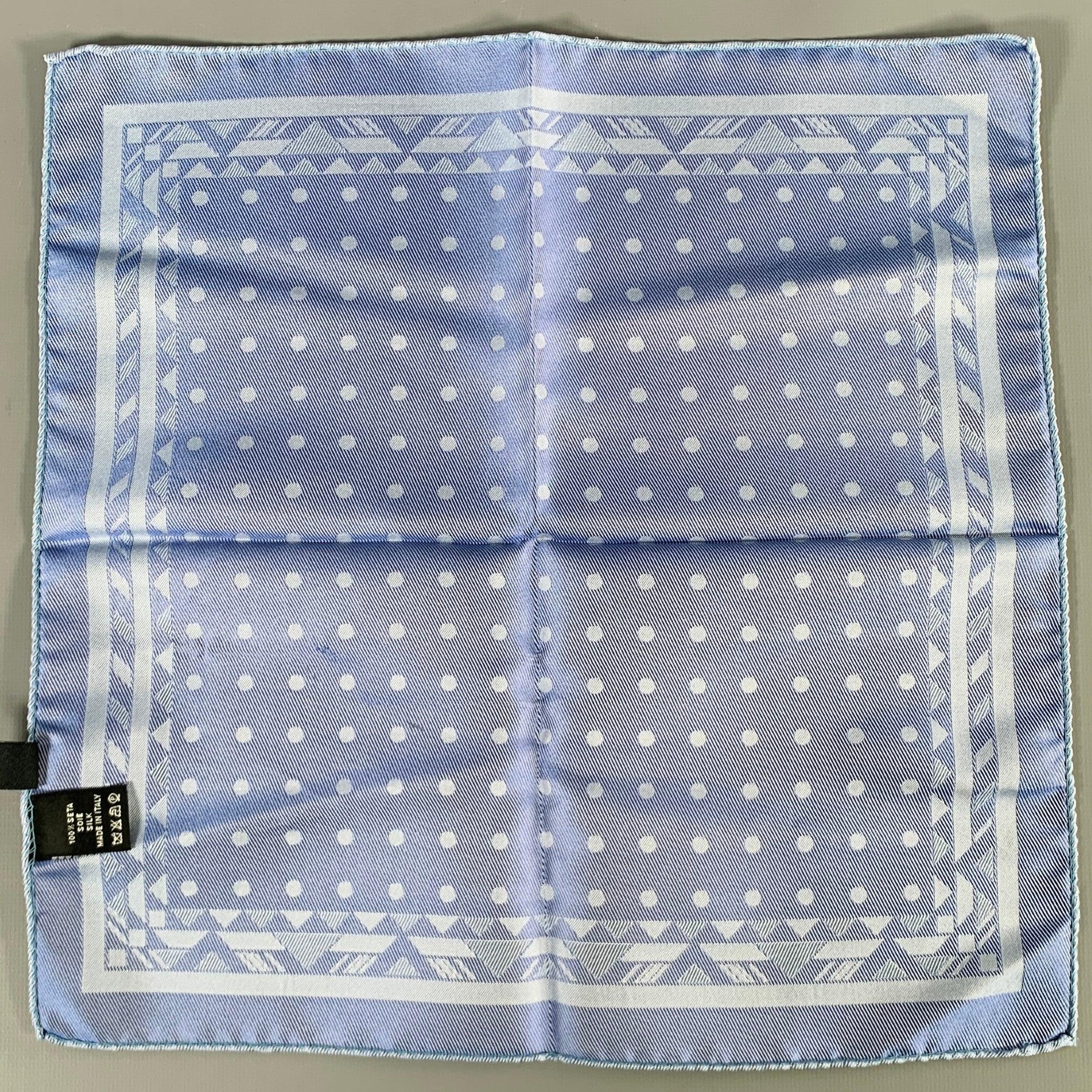 VERSACE
pocket square in a blue and light blue silk jacquard featuring a geometric dots pattern, and picture frame border. Made in Italy.Very Good Pre-Owned Condition. Minor signs of wear. 

Measurements: 
  13 inches  x 13 inches 
  
  
 
Sui