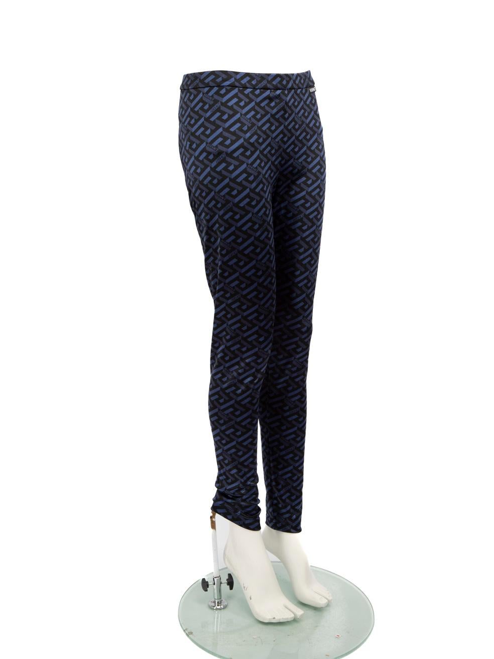 L'ÉTAT est très bon. Cet article de revente d'occasion de Versace ne présente pratiquement aucune trace d'usure visible sur les jambières.
 
 
 
 Détails
 
 
 Bleu
 
 Synthétique
 
 Leggings
 
 Motif du logo
 
 Ceinture élastiquée
 
 Etiquette avec