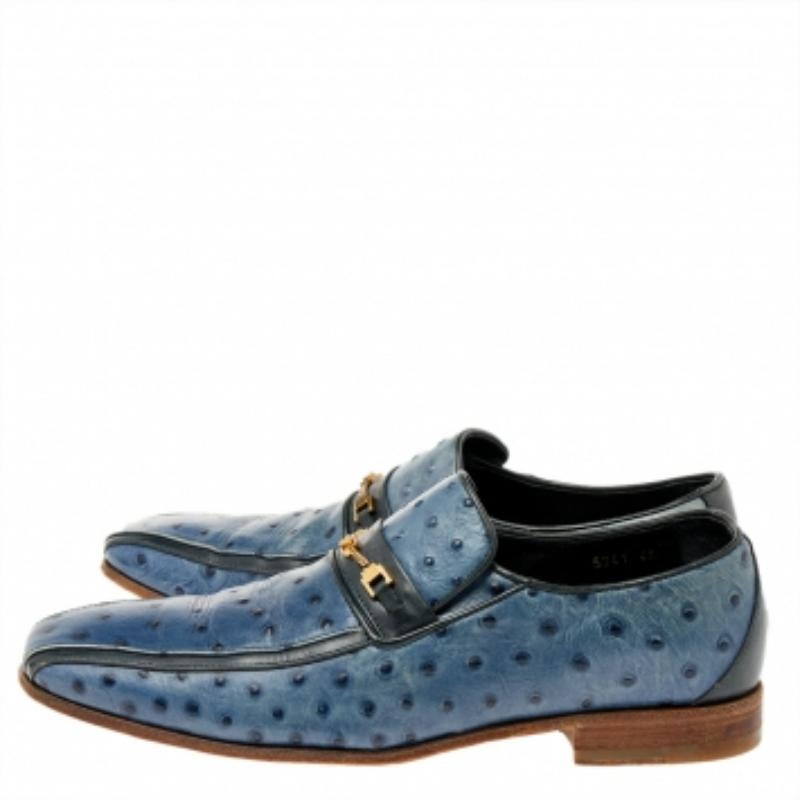 Known to incorporate signature motifs, these loafers designed by the House of Versace are high on appeal and functionality. Blue ostrich leather is used to craft the loafers into their desired shape, and the Medusa chain detail in gold-tone