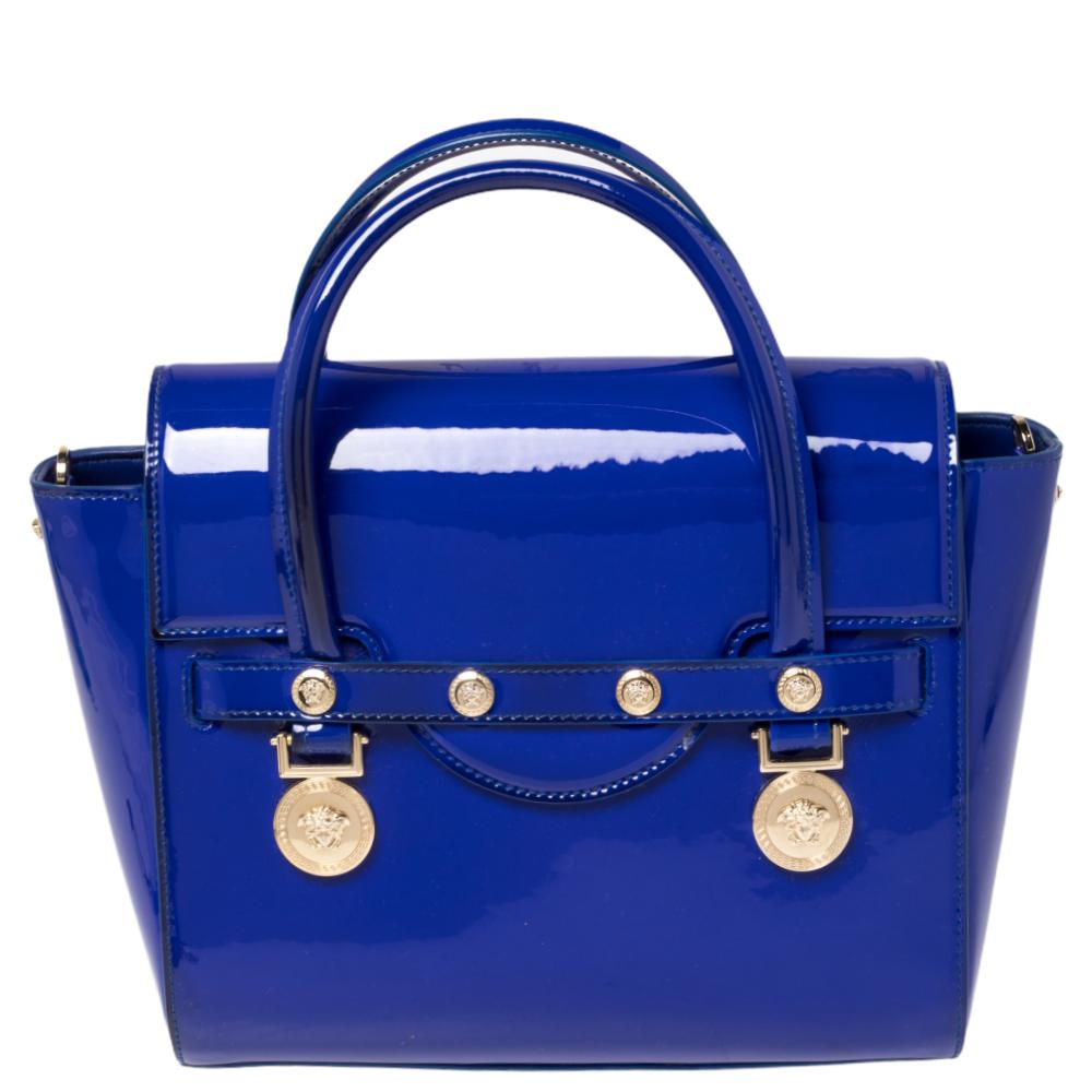 Sophisticated and luxe, this bag from Versace definitely needs to be on your wishlist. The bag is crafted from leather in a lovely blue shade and it features a structured silhouette. It flaunts dual handles, a removable shoulder strap, and the