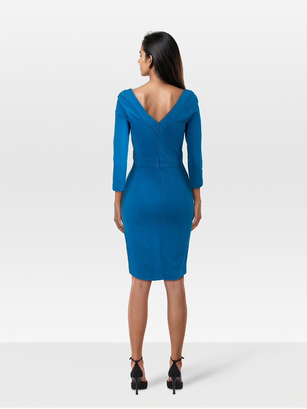 CONDIT ist sehr gut. Das Kleid weist nur minimale Gebrauchsspuren auf. Verfärbungen auf der Vorderseite und an beiden Ärmeln. Kratzer auf der Vorderseite Metall Details auf dieser gebrauchten Versace Designer Wiederverkauf Artikel. Bei Verfärbungen