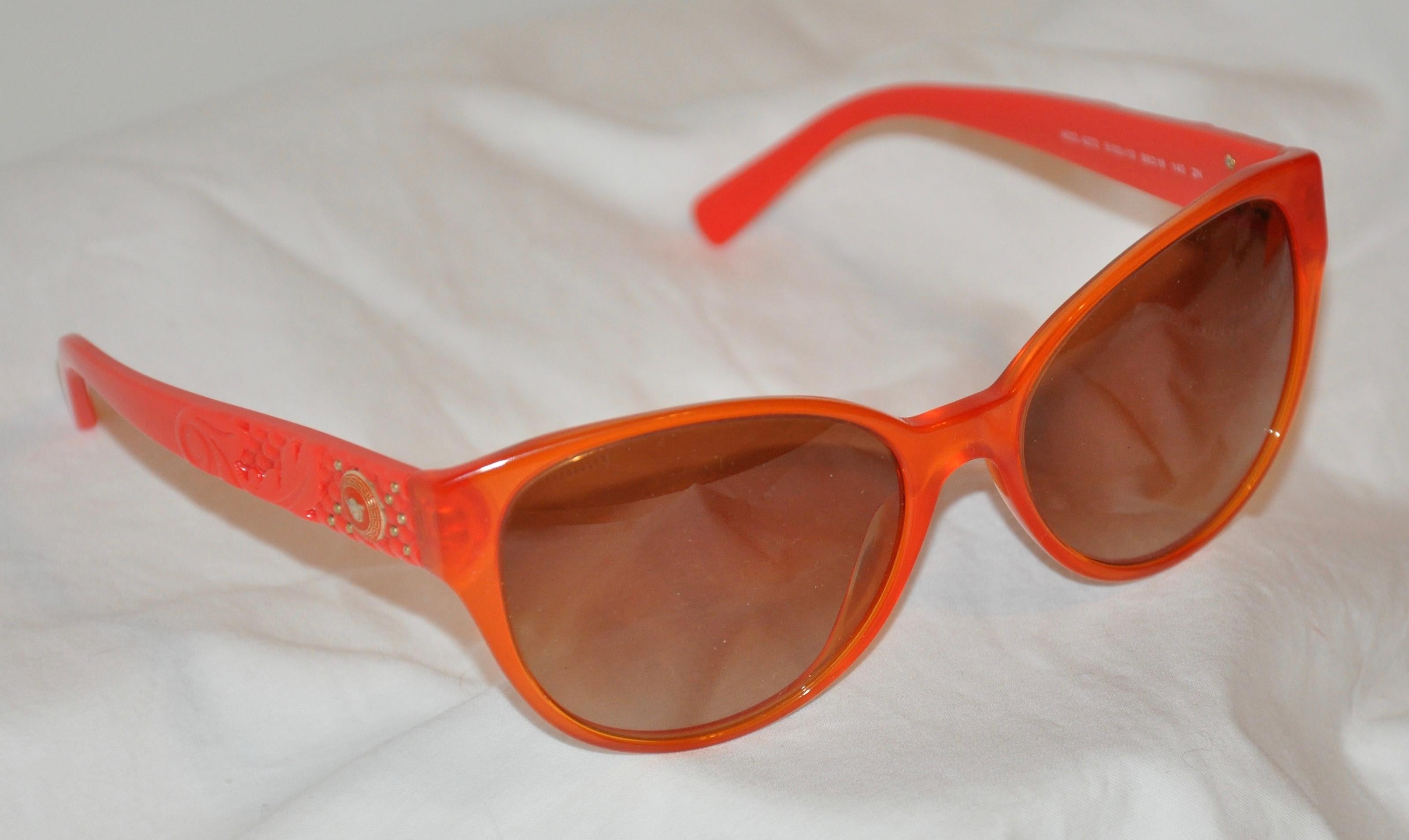 Bold Tangerine mit charakteristischem Logo und goldenen Nieten-Sonnenbrillen von Versace (Braun) im Angebot
