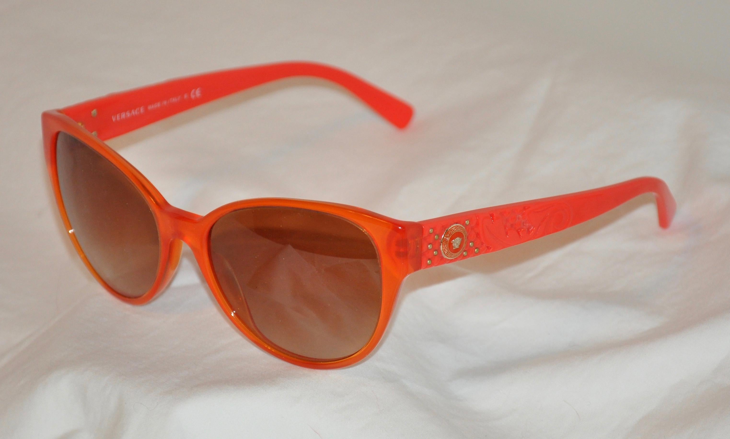 Bold Tangerine mit charakteristischem Logo und goldenen Nieten-Sonnenbrillen von Versace im Zustand „Gut“ im Angebot in New York, NY