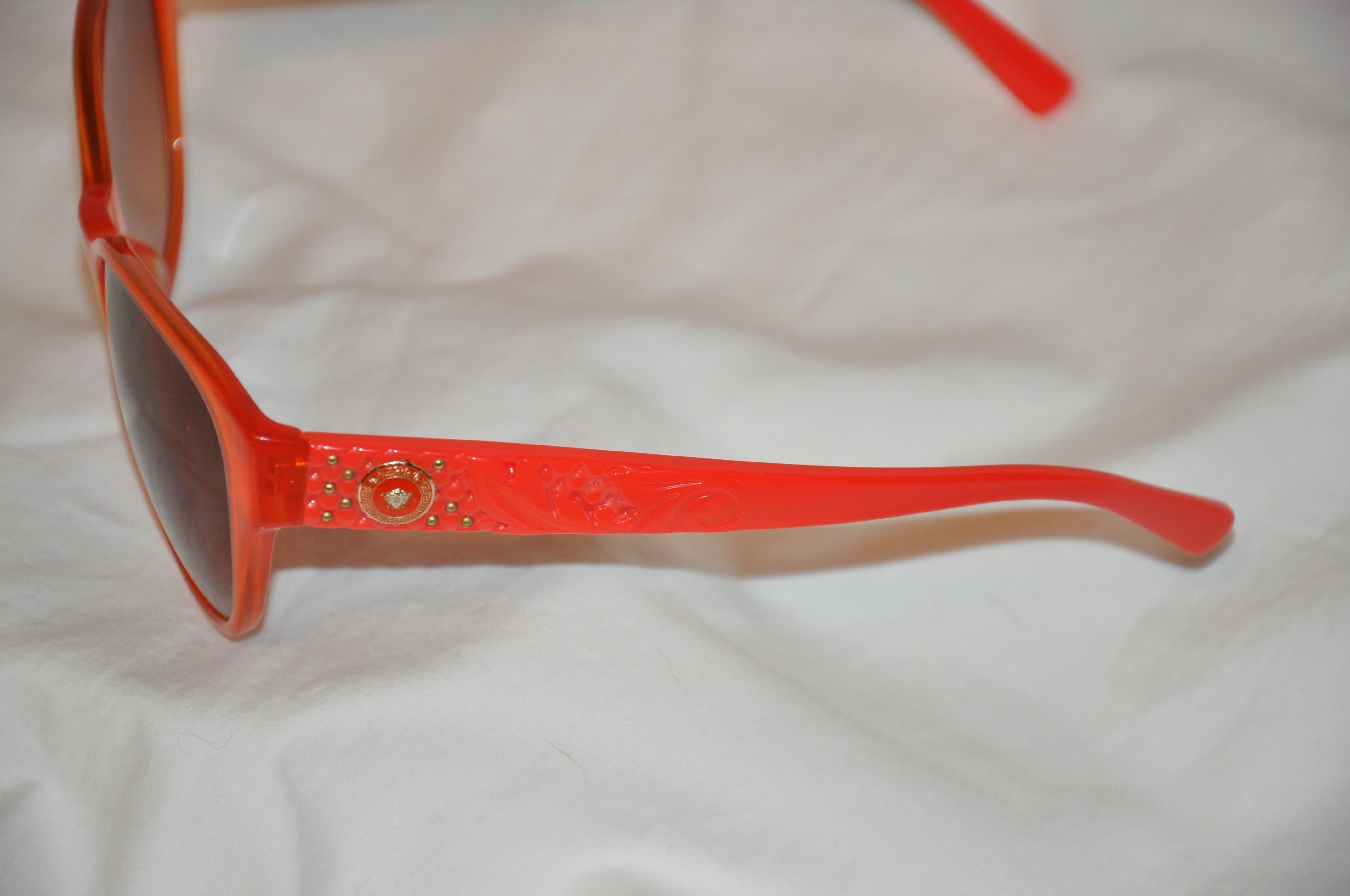 Lunettes de soleil Versace Tangerine audacieuses avec logo caractéristique et clous dorés Unisexe en vente