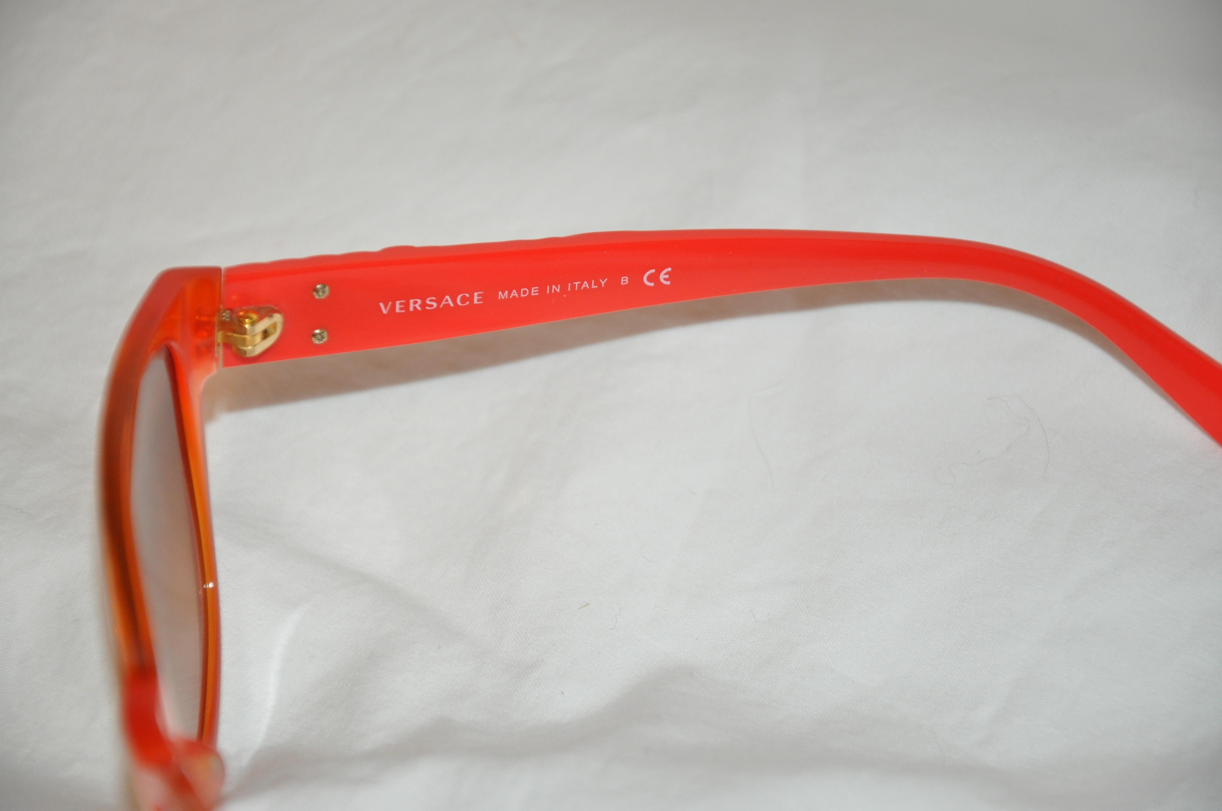 Lunettes de soleil Versace Tangerine audacieuses avec logo caractéristique et clous dorés en vente 1