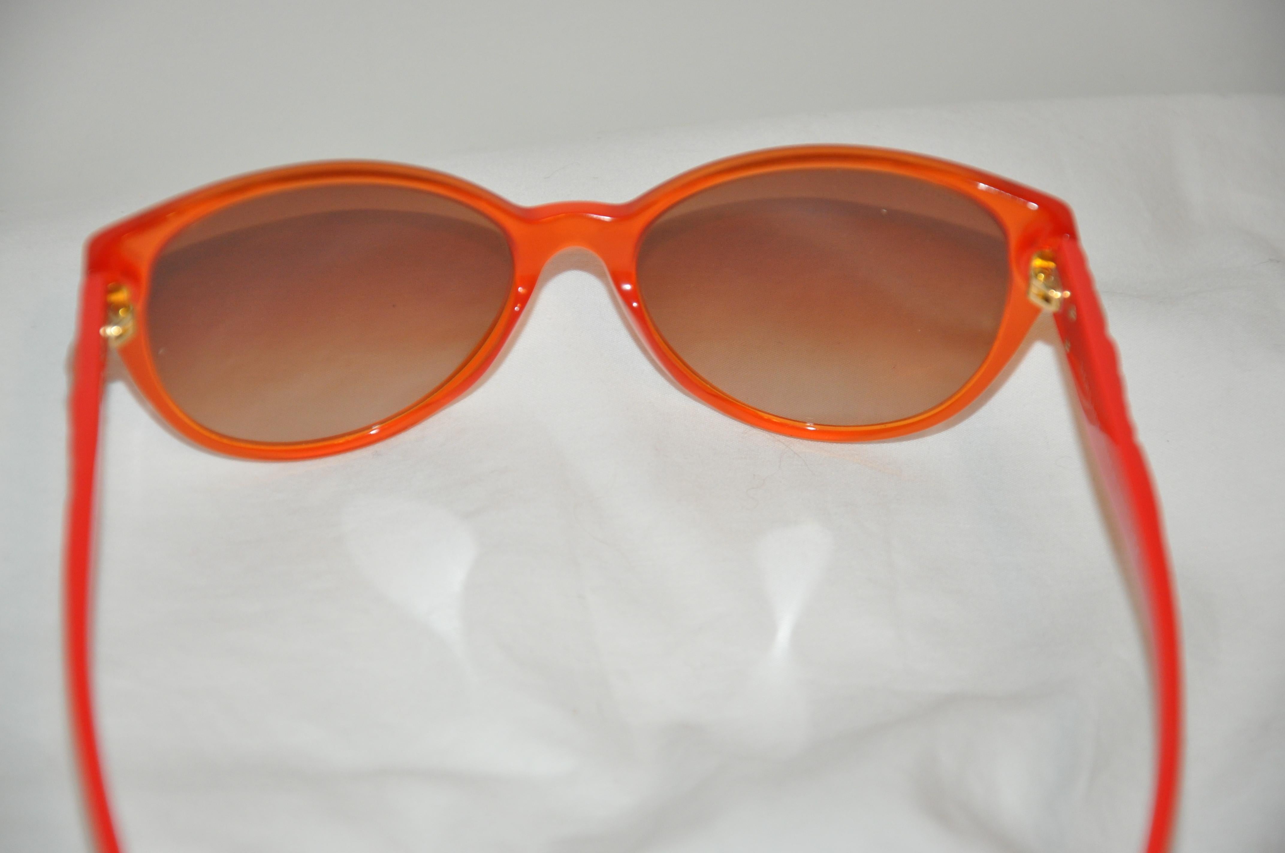 Bold Tangerine mit charakteristischem Logo und goldenen Nieten-Sonnenbrillen von Versace im Angebot 2