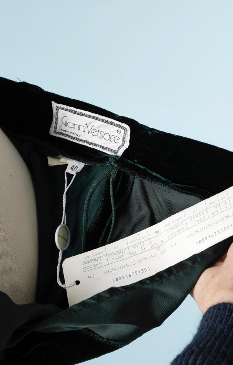 Versace Hose aus grünem Samt in Flaschengrün im Zustand „Relativ gut“ in Saint-Ouen-Sur-Seine, FR