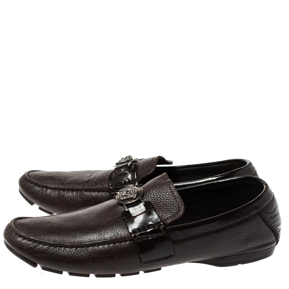 Versace Brown Leather And Patent Trim Medusa Detail Slip On Loafers Size 43 In Good Condition For Sale In Dubai, Al Qouz 2