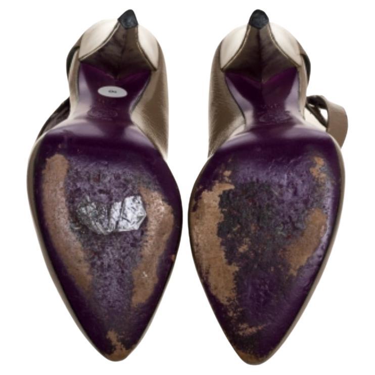 Crafted from brown patent leather, these pumps by Versace feature a half d'Orsay design. They bring pointed toes, button strap details, closed counters and 11 cm heels. The gorgeous pumps are constructed to provide both style and a stable lift.