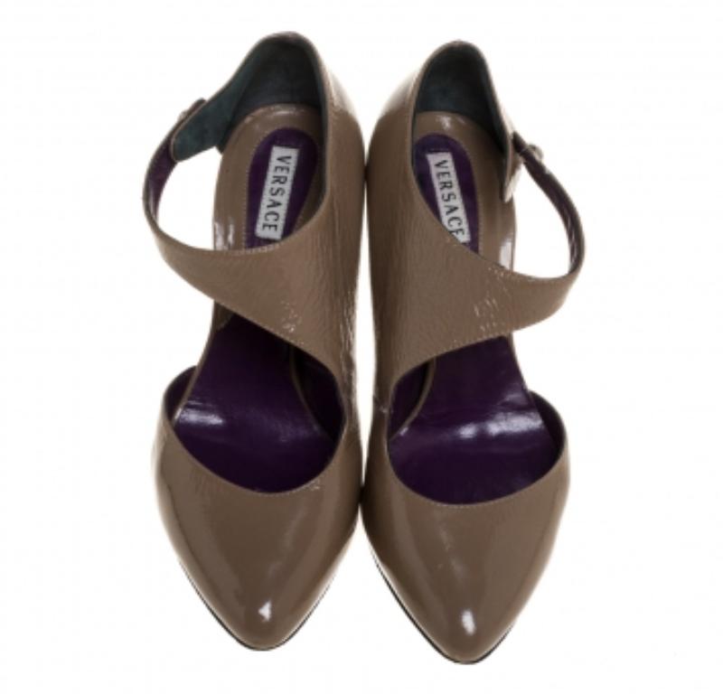 Versace Brown Patent Leather Half D'Orsay Ankle Strap Pumps Size 34.5 In Fair Condition For Sale In Dubai, Al Qouz 2