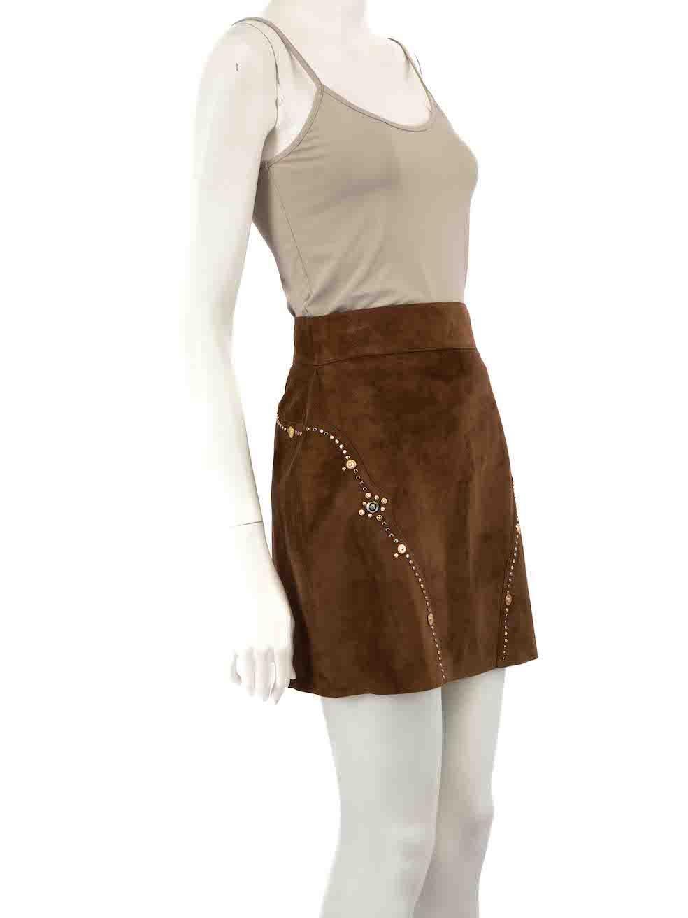 CONDITION is Never worn. No visible wear to skirt is evident on this new Versace designer resale item.
 
 
 
 Details
 
 
 Brown
 
 Suede
 
 Skirt
 
 Mini
 
 Straight fit
 
 Embellished detail
 
 Back zip fastening
 
 
 
 
 
 Made in Italy
 
 
 
