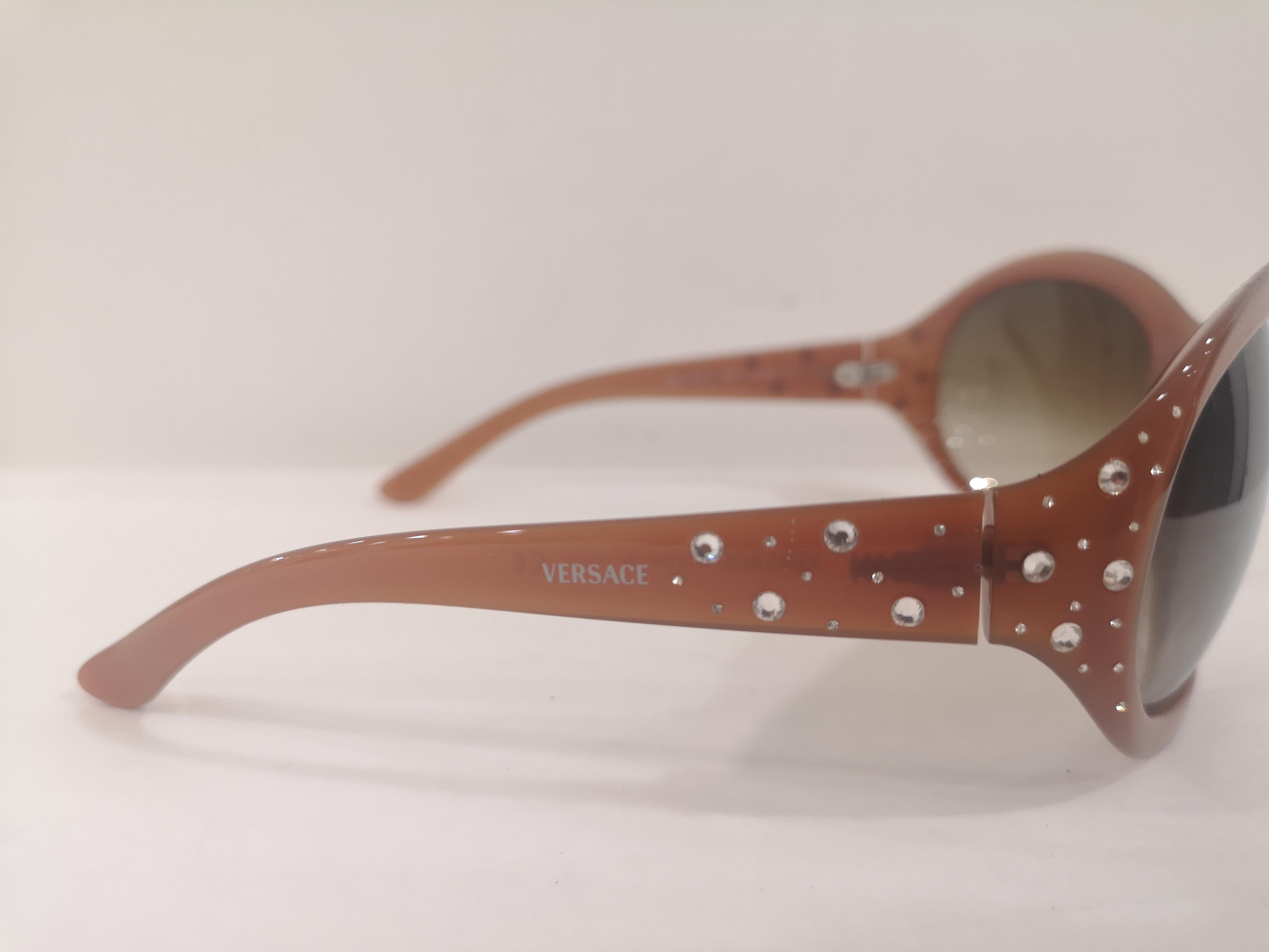 Braune Versace-Sonnenbrille von Swarovski NWOT im Angebot 4