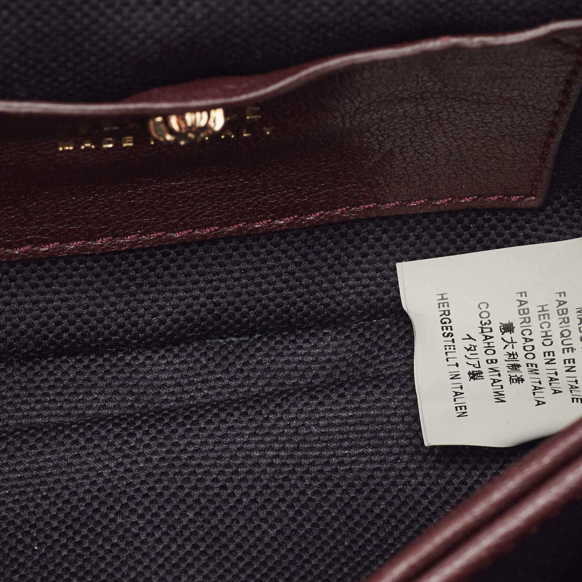 Versace Burgunderfarbene Stardvst Umhängetasche aus Leder Stardvst im Angebot 7