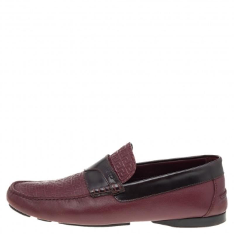 Enhance your formal outfits by wearing these loafers from the House of Versace. They are designed using burgundy Monogram-embossed leather on the exterior with a contrast strap highlighting the vamps. Style these Versace loafers with your ensemble