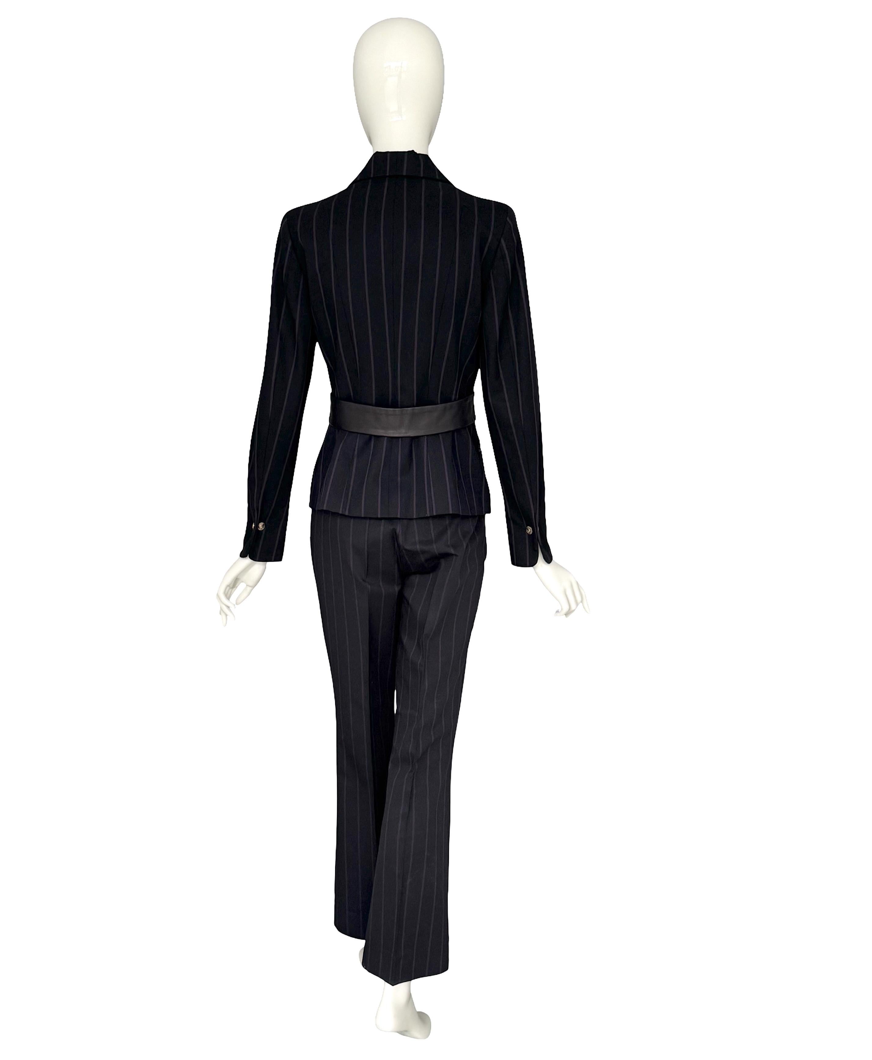 De las mujeres Versace by Donatella Versace FW 1998 Negro Morado Traje A Rayas Con Detalles De Cuero en venta