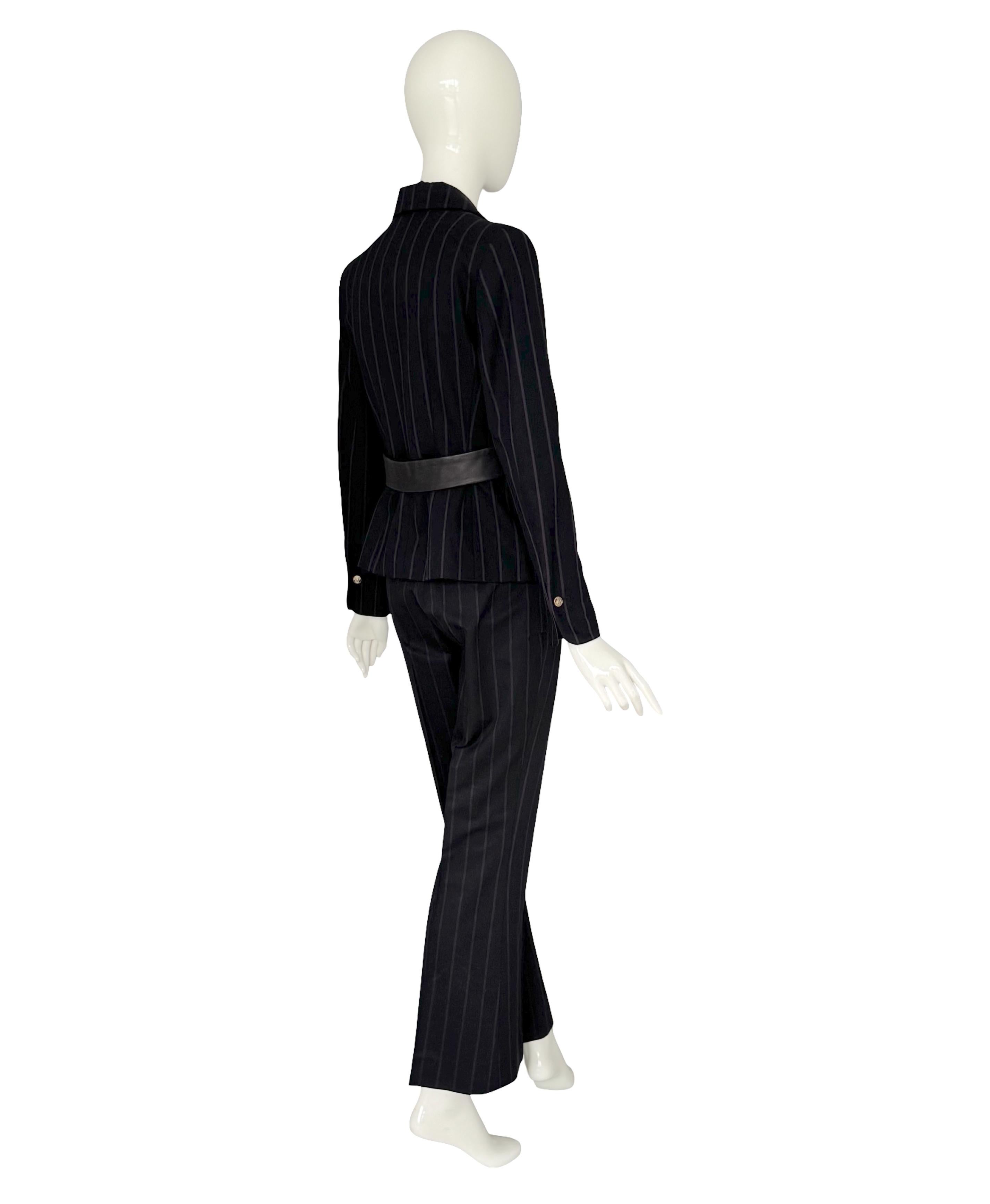Versace by Donatella Versace FW 1998 Negro Morado Traje A Rayas Con Detalles De Cuero en venta 1