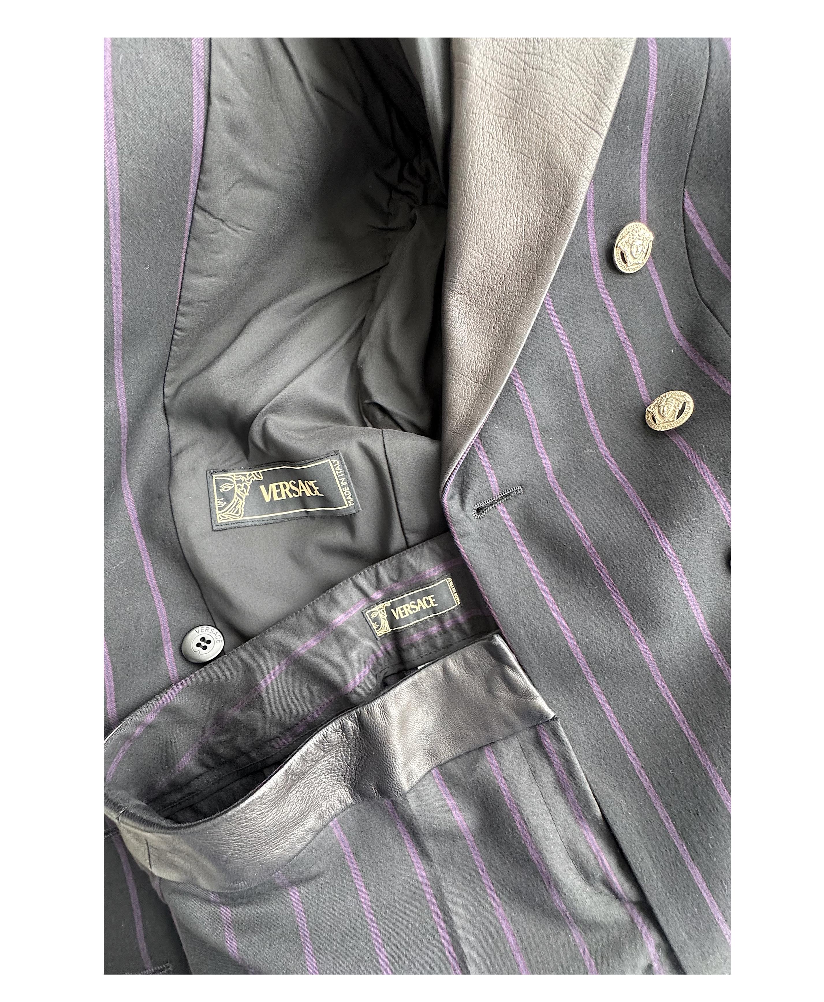 Versace by Donatella Versace FW 1998 Negro Morado Traje A Rayas Con Detalles De Cuero en venta 5