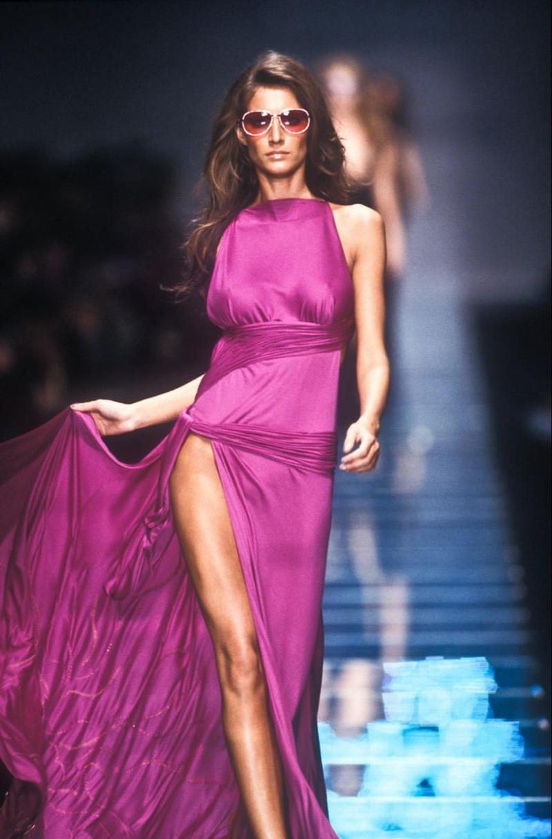 Gianni Versace Fuchsia langes Kleid aus der Kollektion Frühjahr/Sommer 2000. Wie bei Gisele Bündchen auf dem Laufsteg gesehen. Auf der Rückseite befindet sich ein mit Pailletten verziertes Medusa-Emblem, das an die Zodiac-Kollektion von Elsa