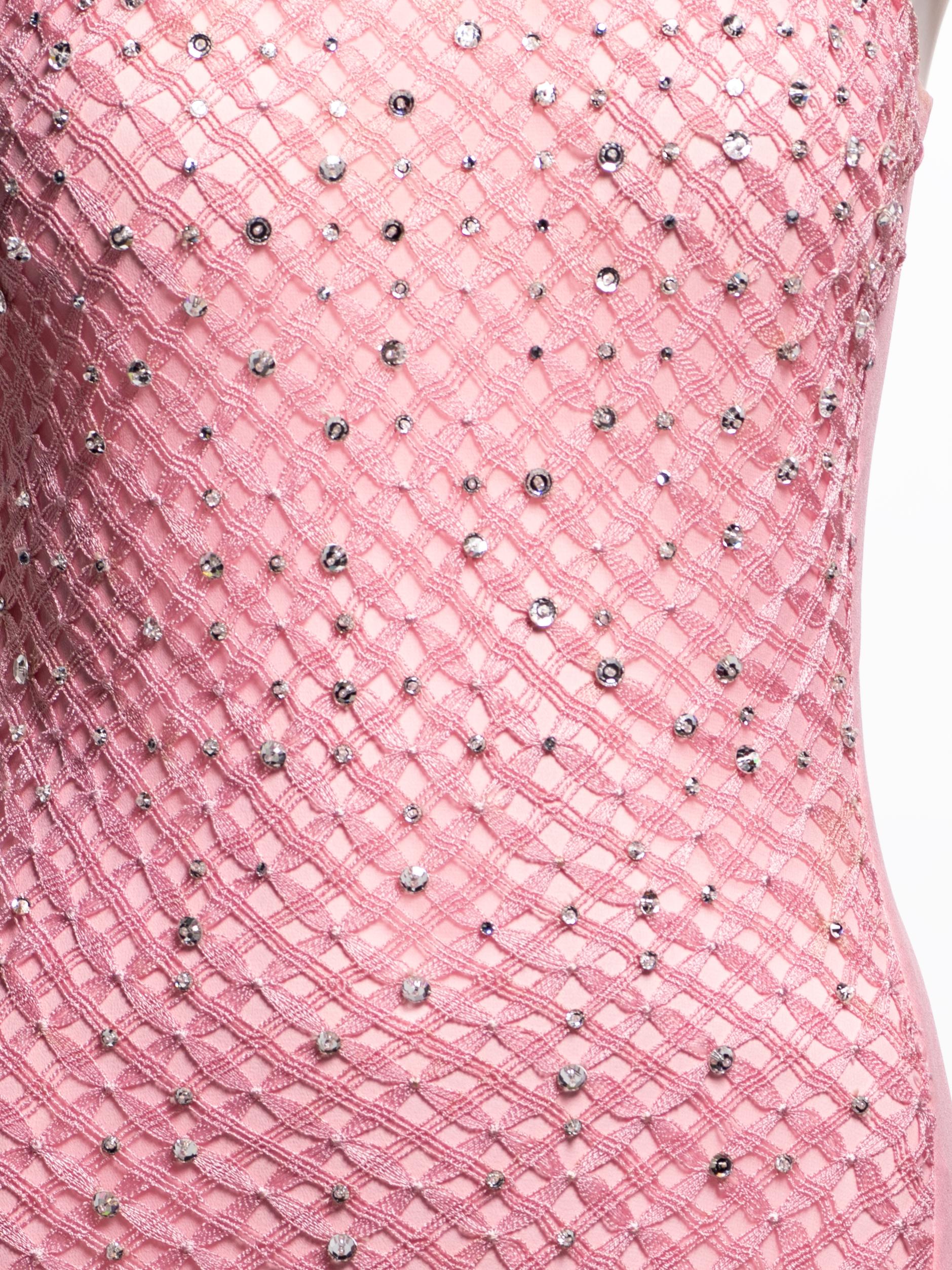 Versace by Donatella Versace Robe de soirée en soie rose, filet et cristaux, SS 2002 Bon état - En vente à London, GB