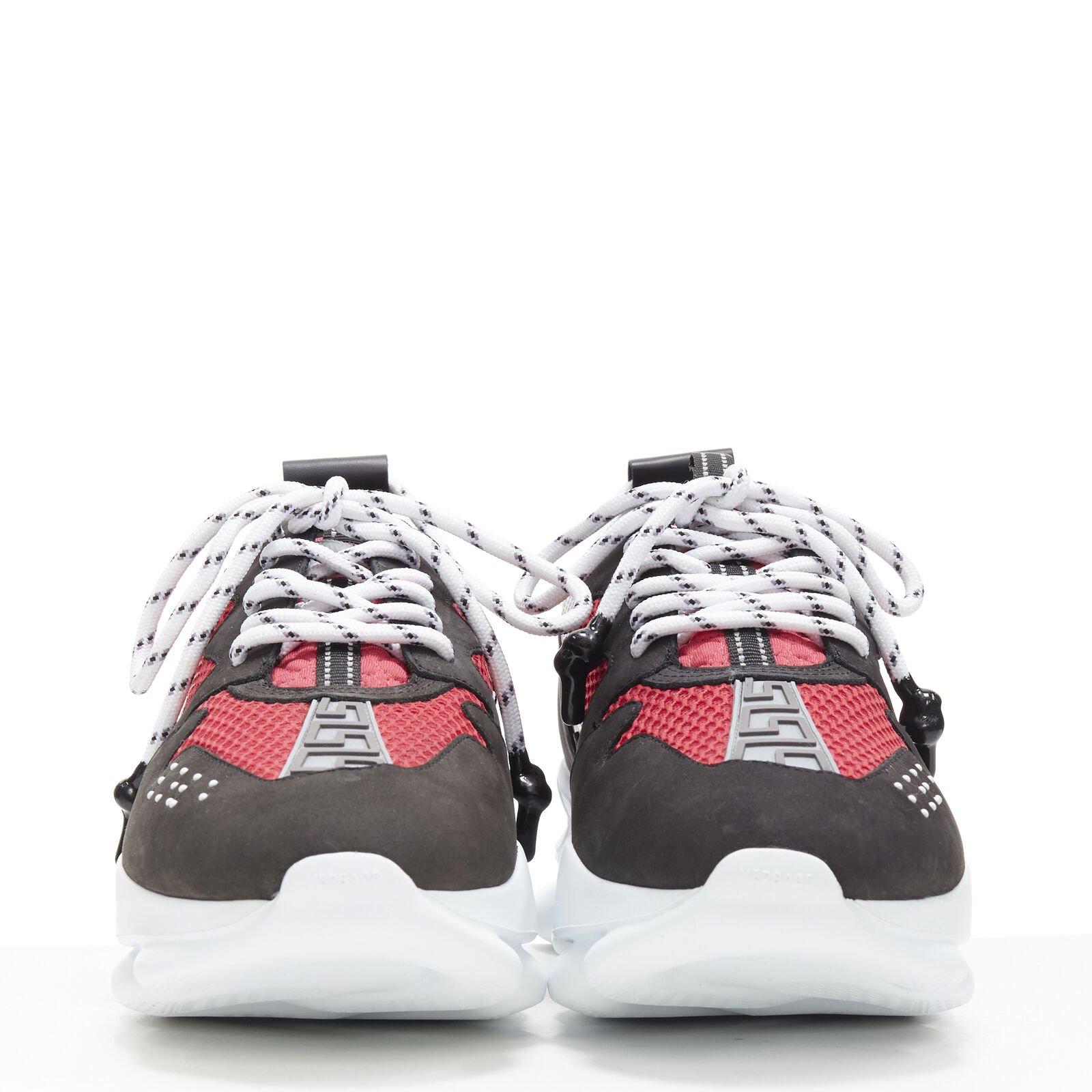 Gris VERSACE Chain Reaction daim noir fuschia rouge low chunky sneaker EU37 US7 en vente