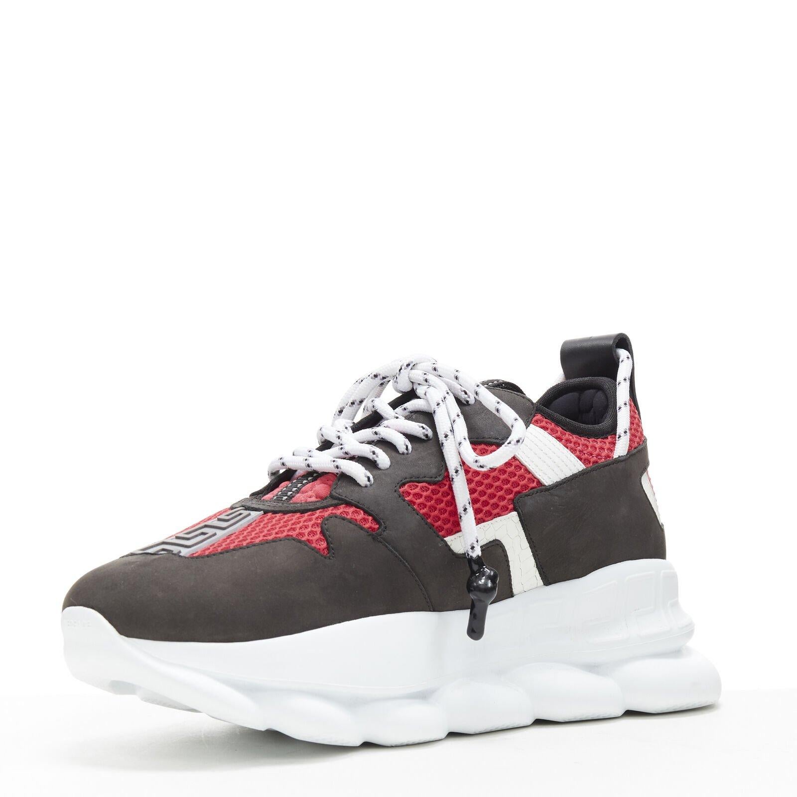 VERSACE Chain Reaction daim noir fuschia rouge low chunky sneaker EU37 US7 Neuf - En vente à Hong Kong, NT
