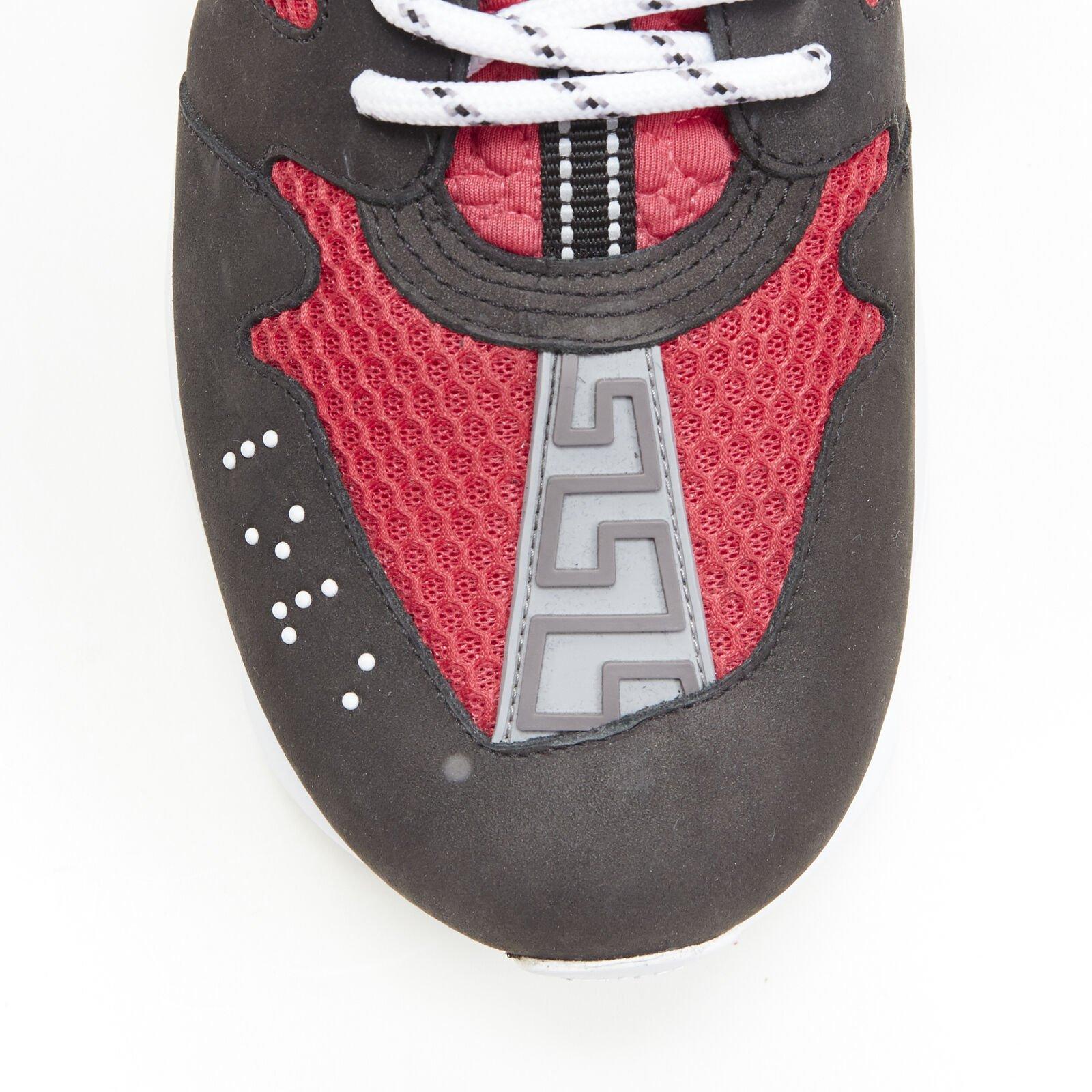VERSACE Chain Reaction daim noir fuschia rouge low chunky sneaker EU37 US7 en vente 2