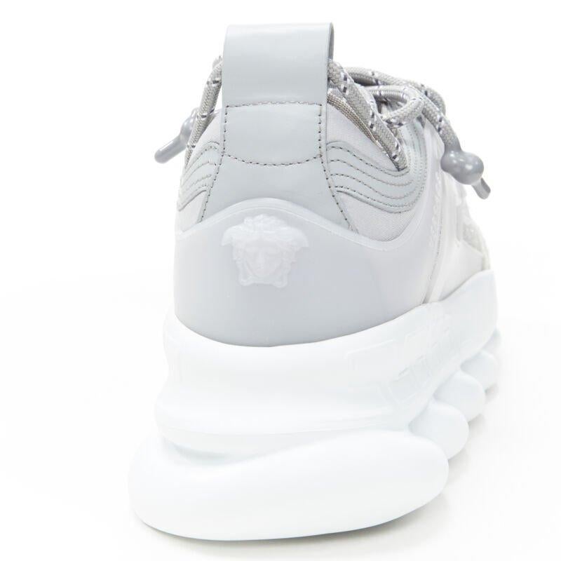 VERSACE Chain Reaction - Sneaker con cristalli riflettenti in argento e strass EU40 US7 in vendita 5