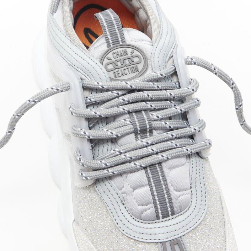 VERSACE Chain Reaction - Sneaker con cristalli riflettenti in argento e strass EU40 US7 in vendita 6