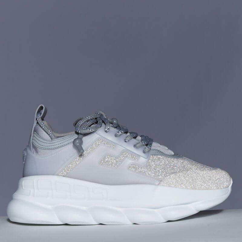 VERSACE Chain Reaction - Sneaker con cristalli riflettenti in argento e strass EU40 US7
Riferimento: TGAS/A06292
Marchio: Versace
Designer: Salehe Bembury
Model: Reazione a catena Versace
Collezione: Passerella
Materiale: Tessuto, pelle
Colore: