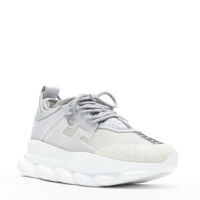 Argento VERSACE Chain Reaction - Sneaker con cristalli riflettenti in argento e strass EU40 US7 in vendita