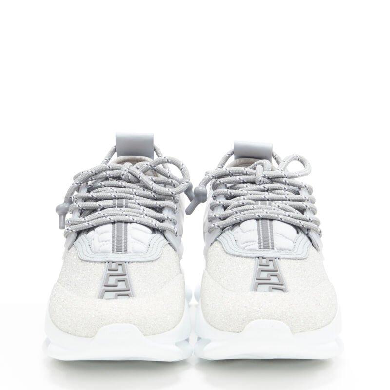 VERSACE Chain Reaction - Sneaker con cristalli riflettenti in argento e strass EU40 US7 In condizioni Nuovo in vendita a Hong Kong, NT