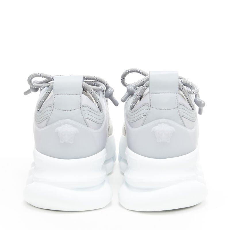 VERSACE Chain Reaction - Sneaker con cristalli riflettenti in argento e strass EU40 US7 in vendita 1