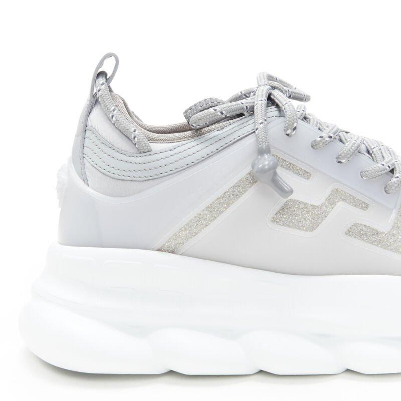 VERSACE Chain Reaction - Sneaker con cristalli riflettenti in argento e strass EU40 US7 in vendita 4