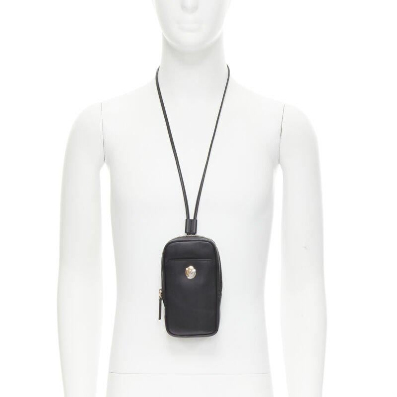 VERSACE Clash Demi Medusa gold silver split black leather neck crossbody bag
Reference: TGAS/C00333
Brand: Versace
Designer: Donatella Versace
Model: DP88S93 DVT77 D41VP
Collection: Demi Medusa
Material: Leather
Color: Black
Pattern: Solid
Closure: