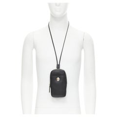 VERSACE Clash Demi Medusa Crossbody-Tasche mit geteiltem schwarzem Lederhalsausschnitt aus Gold und Silber