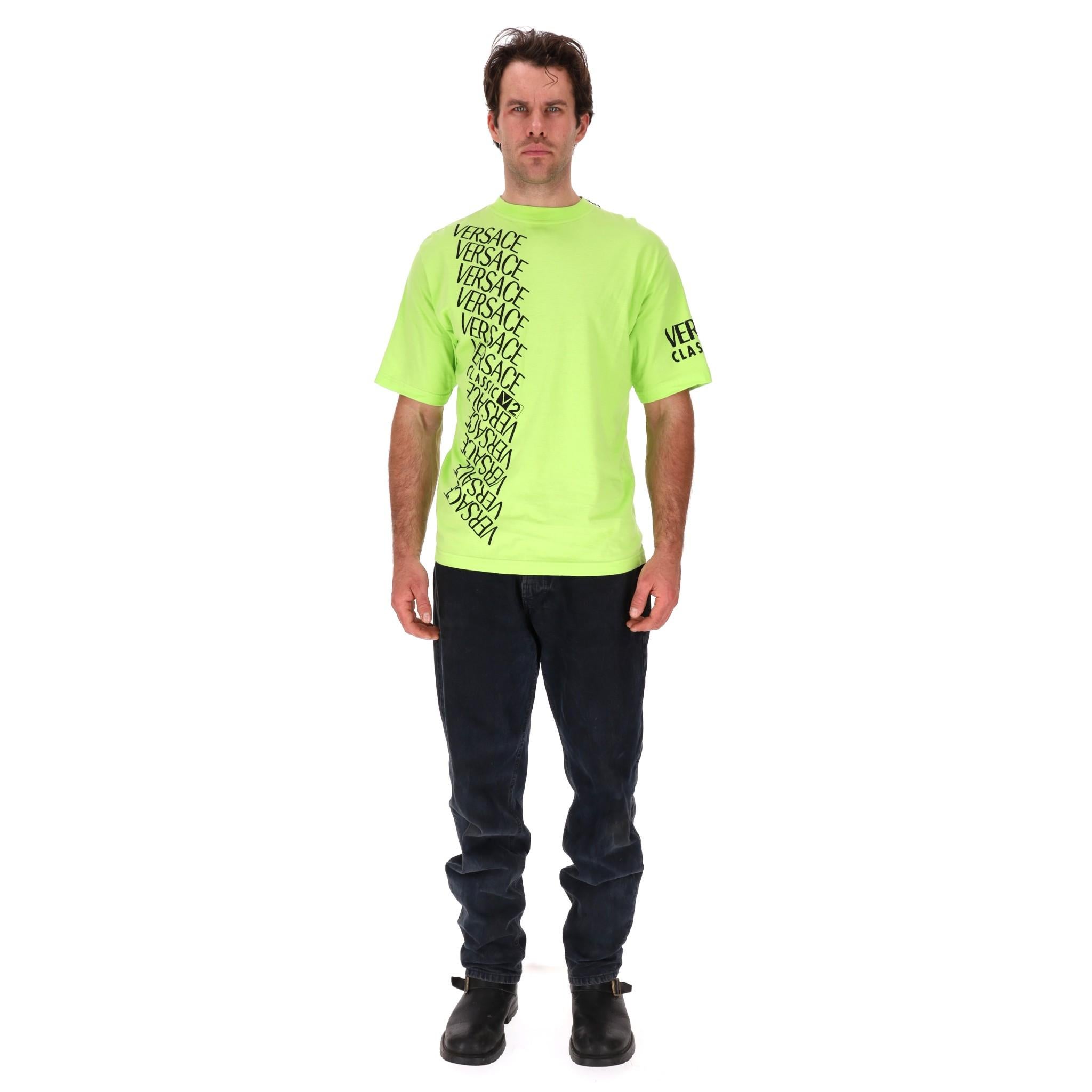 Versace Classic V2 Cotton Logo T-Shirt

From Versace Classic V2 Line is this lime green t-shirt.

Multiple 'Versace' lettering in black to the front and branded sleeve.

Rrp Approx. £450

Size – S

Condition – Very Good

Composition – 100% Cotton