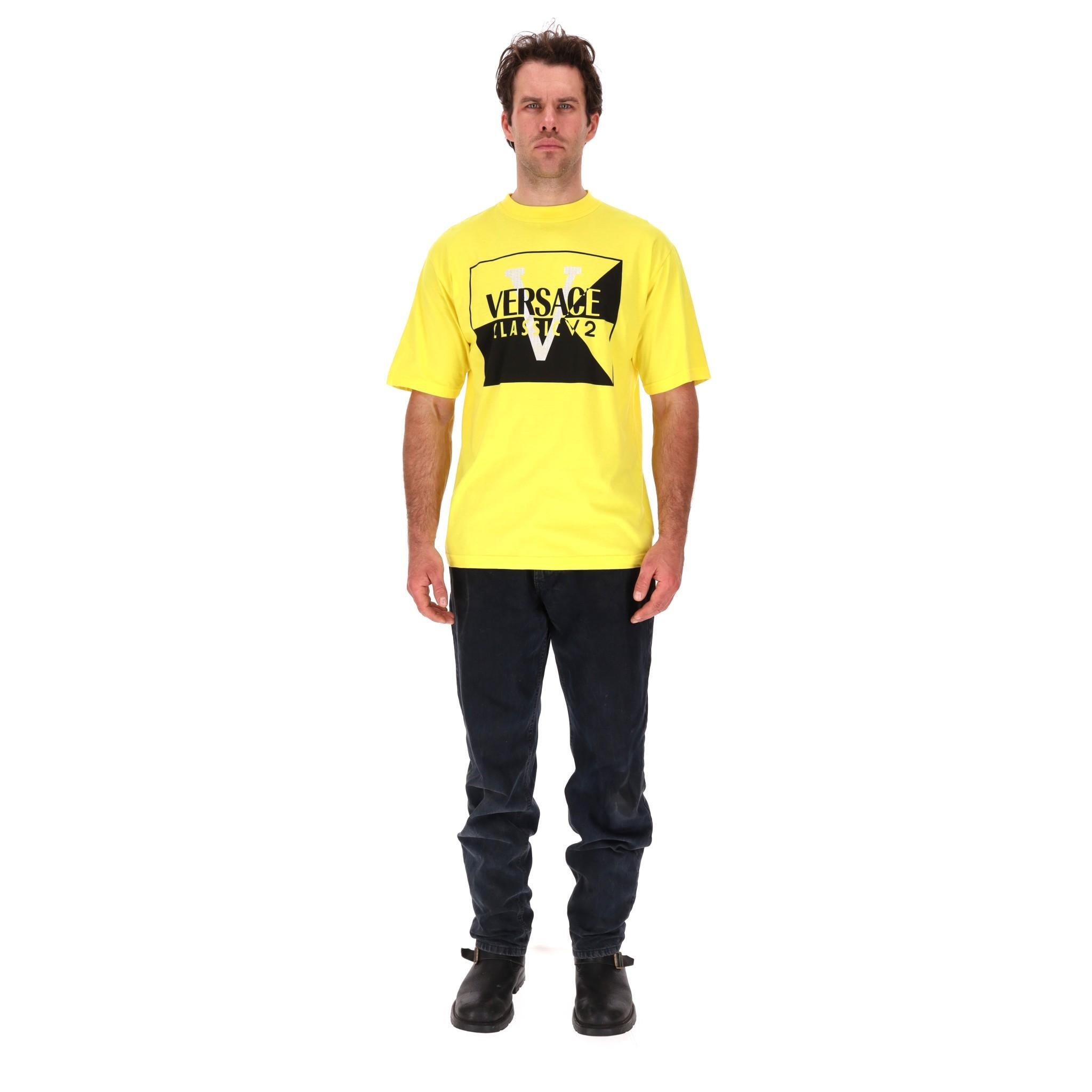 Versace Classic V2 Cotton Logo T-Shirt

T-shirt jaune classique avec impression du logo 'Versace Classic V2' au centre.

Manches courtes, encolure ras du cou. Rrp Approx. £450

Taille - M

Condit - Bon/Très bon (Petite marque)

Composition - 100%